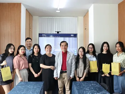 Doanh nhân Đỗ Hữu Chiến (JD Martin Do) - Tổng giám đốc Công ty CP King Attorney gặp gỡ và trao đổi với đội ngũ thực tập sinh