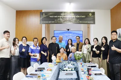 KA ký kết hợp tác với ông Nguyễn Trọng Cơ – Giám đốc Trung tâm UNESCO Nghiên cứu Sưu tầm Cổ vật Việt Nam và ông Nguyễn Văn Minh – CTHĐQT Công ty CP Năng lượng và Hàng hải Biển Đông