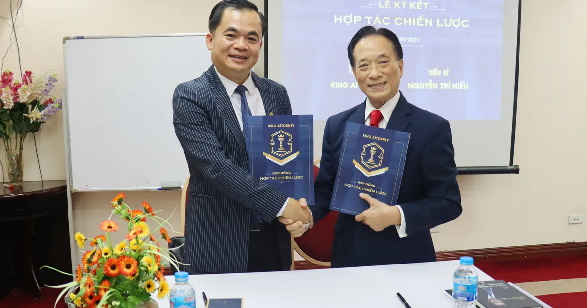 Lễ ký kết hợp tác giữa Công ty Cổ phần King Attorney với Tiến sĩ - Viện trưởng ông Nguyễn Trí Hiếu - Viện trưởng Viện Nghiên cứu và Phát triển Thị trường Tài chính - Bất động sản Toàn cầu
