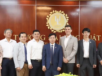 Doanh nhân Đỗ Hữu Chiến (JD. Martin Do) Founder/Chairman Công ty CP King Attorney tham gia tọa đàm tại ĐH Luật TP.HCM
