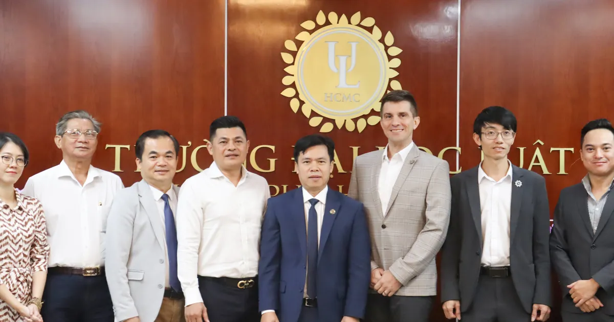 Doanh nhân Đỗ Hữu Chiến (JD. Martin Do) Founder/Chairman Công ty CP King Attorney tham gia tọa đàm tại ĐH Luật TP.HCM