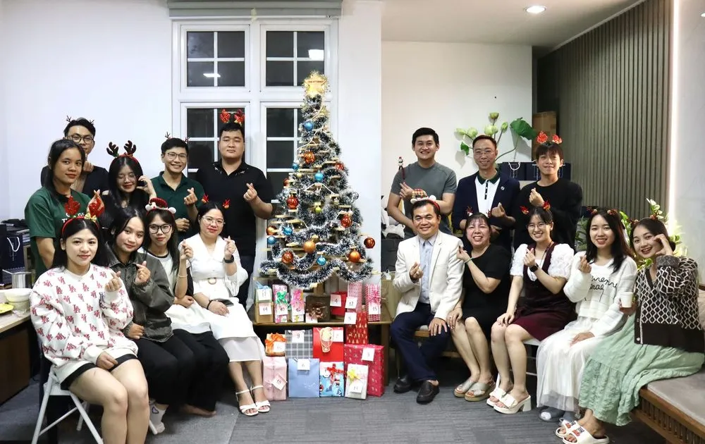 Khoảnh khắc ấm áp của Gia đình King Attorney trong Tiệc Giáng Sinh 2023